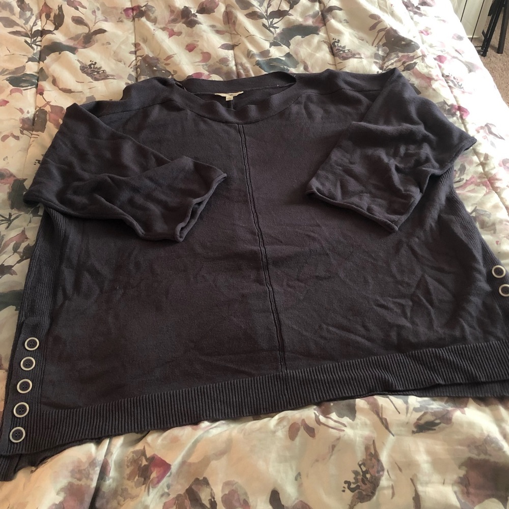New with out tags 4x (28w-30w) grey sweater with buttons on both sides